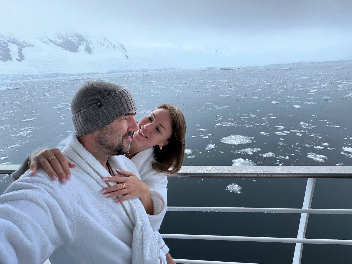    Роман Товстик и Полина Диброва среди айсберговСоцсети Полины Дибровой