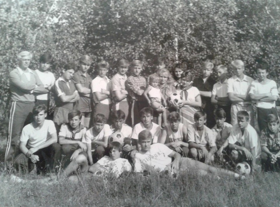    Сергей Семак (в нижнем ряду четвертый справа) в лагере "Сказка" в 1990 году. Фото: предоставлено "КП"