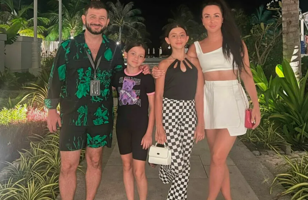 Михаил Галустян с женой и дочками