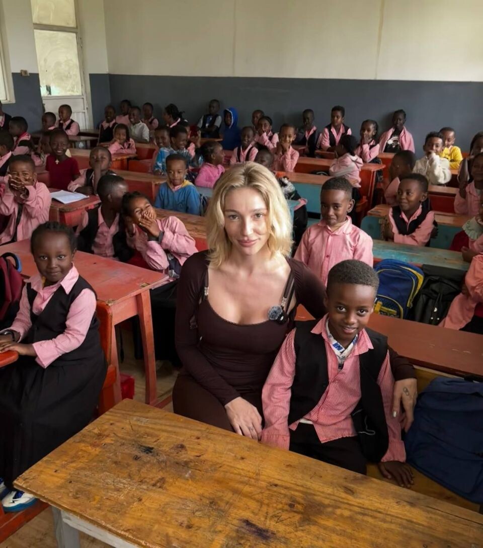    Анастасия Ивлеева снимает тревел-шоу в Африке. Источник: t.me/ivleevacomvgorle