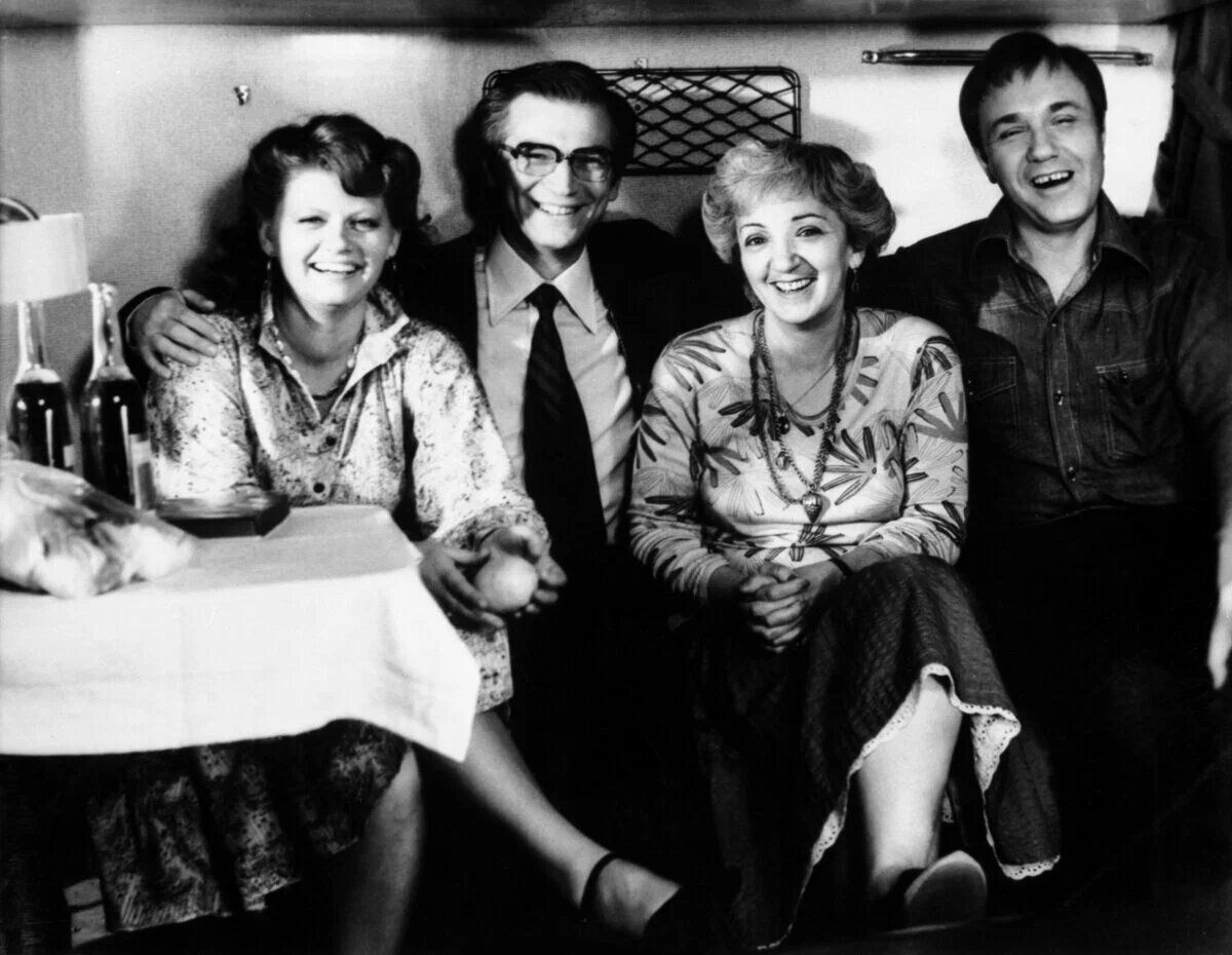 Фото со съемок https://www.kinopoisk.ru/series/277368/