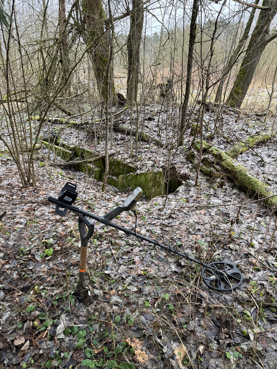 На месте было масса странных инженерных сооружений