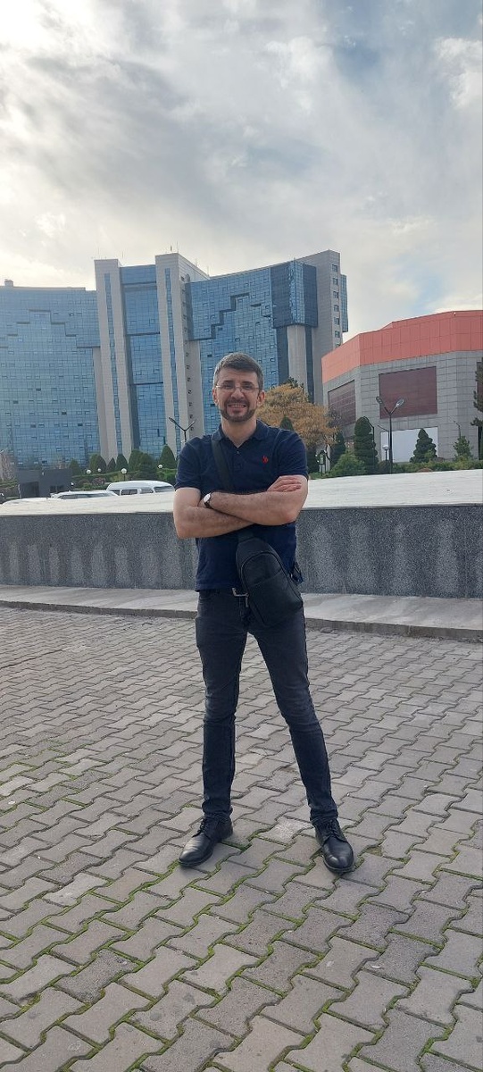 Тимур у здания НБУ : национальный банк Узбекистана; температура воздуха 25 градусов тепла. 21.02.2026 года. 