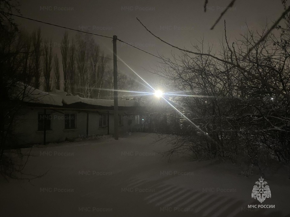    Крыша рухнула из-за скопления большого количества снега и наледи. Пресс-служба ГУ МЧС Липецкой области.