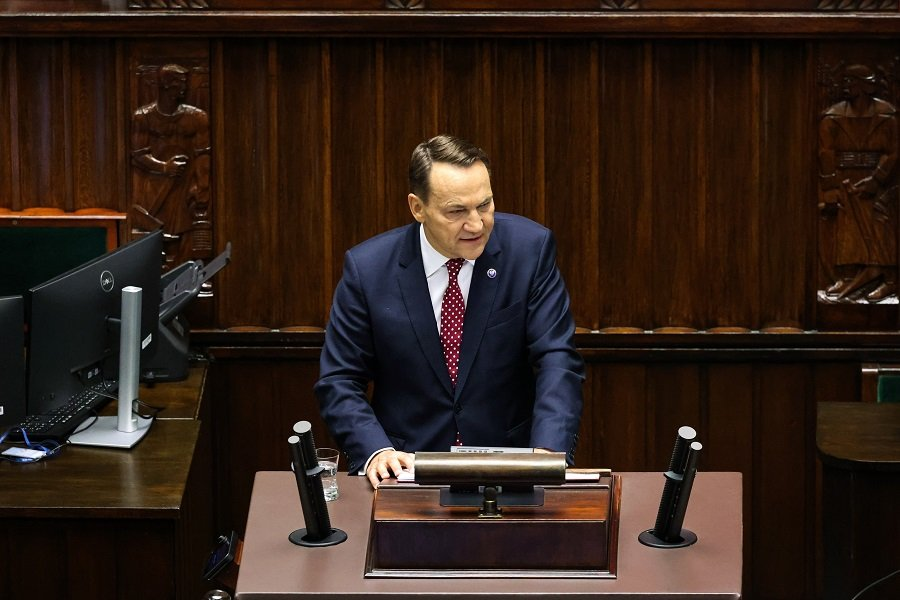 Министр иностранных дел Польши Радослав Сикорский во время выступления с речью в Сейме - Фото: ALBERT ZAWADA/EPA/TASS