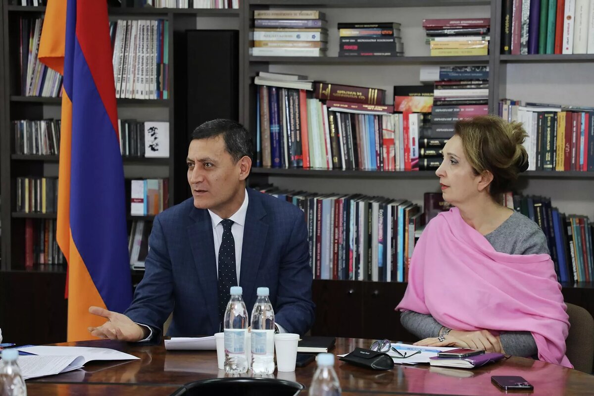 Заместитель министра ОНКС Артур Мартиросян принял делегацию во главе с заместителем руководителя Федерального агентства по делам молодежи РФ Егором Литвиненко (27 февраля 2026). Еревaн © Photo : official site of MESCS of RA