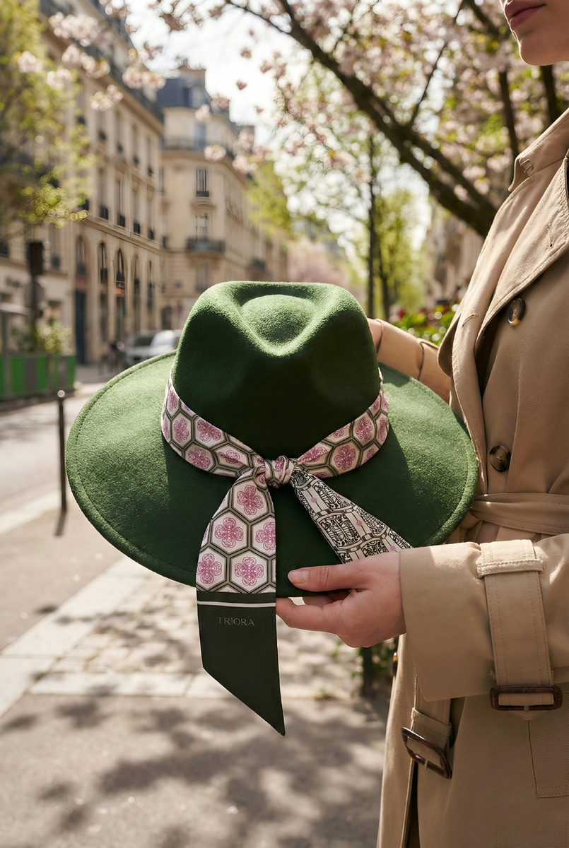 Бренд TRIORA, коллекция Китай: колье из натурального нефрита, дизайнерская брошь и шелковый шарфик Твилли