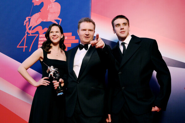 В центре: режиссер Антон Маслов (Россия), получивший Серебряного Святого Георгия за лучший фильм конкурса Русские премьеры «Мужу привет», на церемонии закрытия 47-го Московского Международного кинофестиваля в кинотеатре «Россия», 24 апреля 2025 года / Григорий Сысоев/РИА Новости   📷