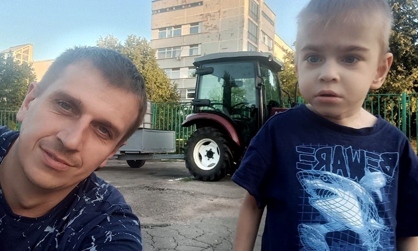 Сказали, что не жилец: родители отказались от новорожденного сына, но нашли через несколько лет и забрали домой