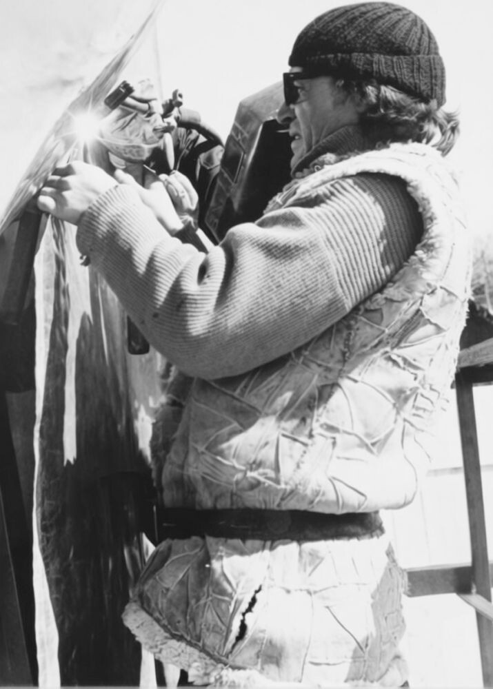 «Вячеслав Саблин сваривает элементы мемориала, 1978 год