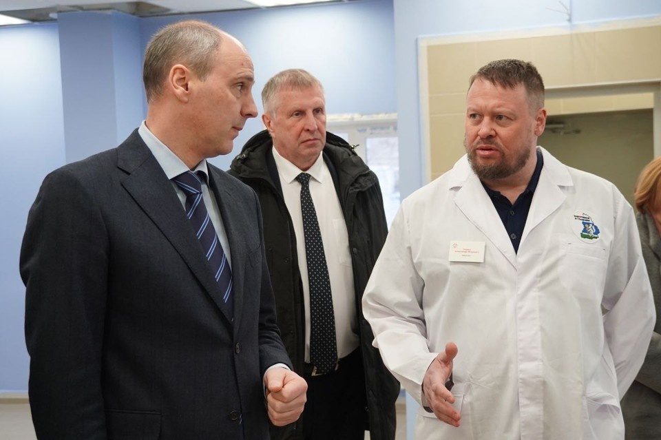    Губернатор Свердловской области Денис Паслер также посетил будущий травмпункт. Фото: региональный Минздрав