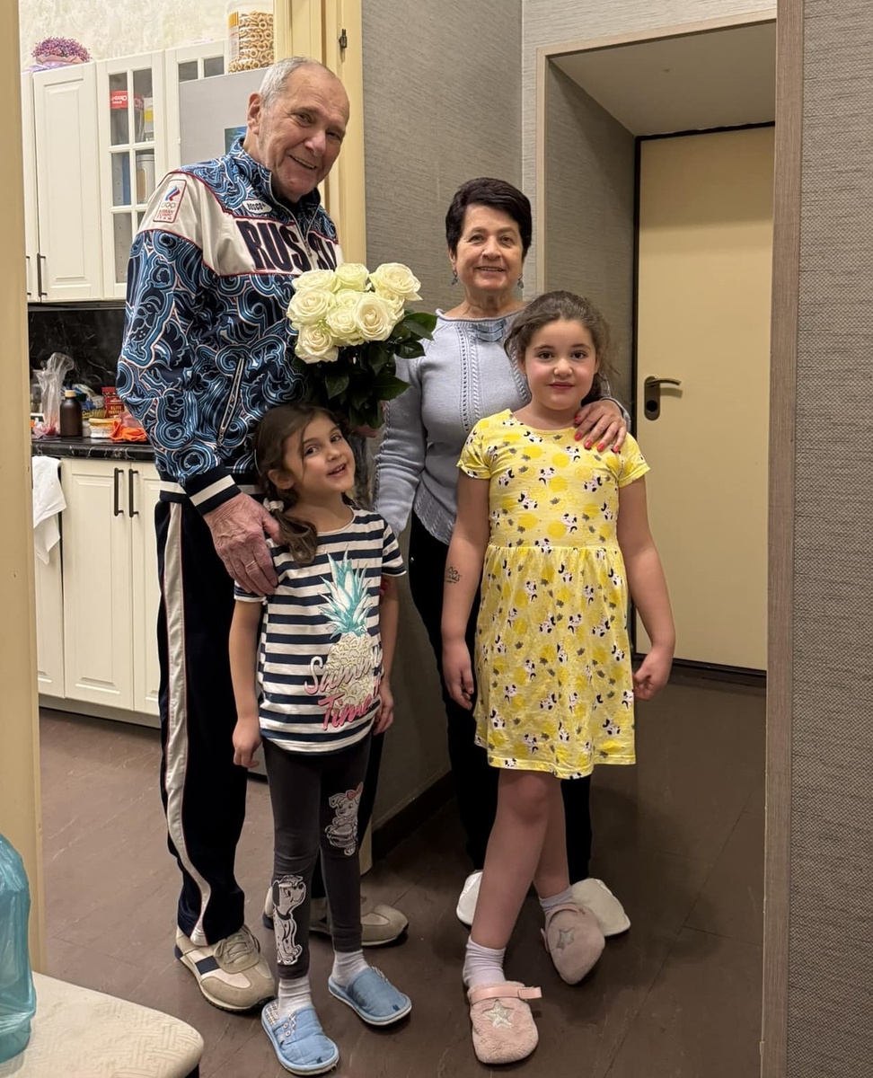    Эммануил Виторган с женой Ириной и дочерьмиСоцсети Эммануила Виторган