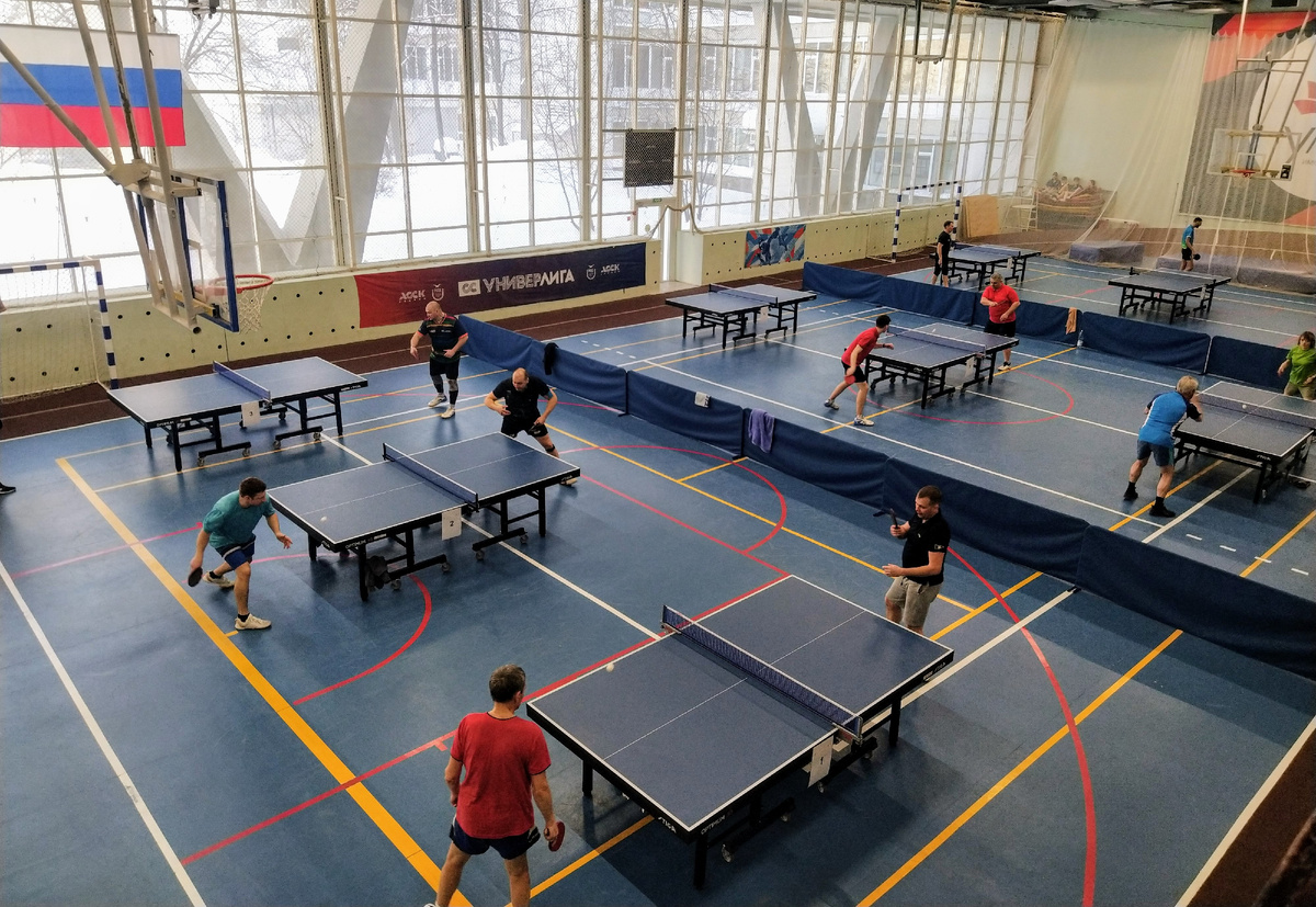 Проходил турнир по теннису в спорт манеже УлГПУ.