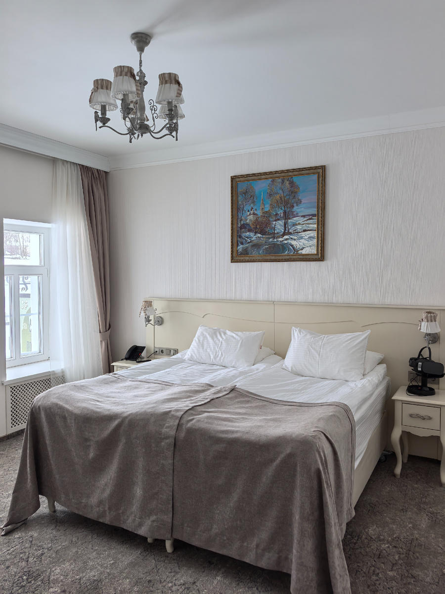 Двуспальная кровать при необходимости трансформируется в две отдельные кровати. Матрас высокий, но жесткий.