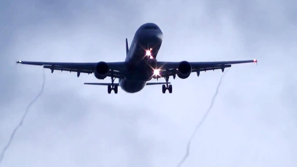    пассажирский самолет в небе