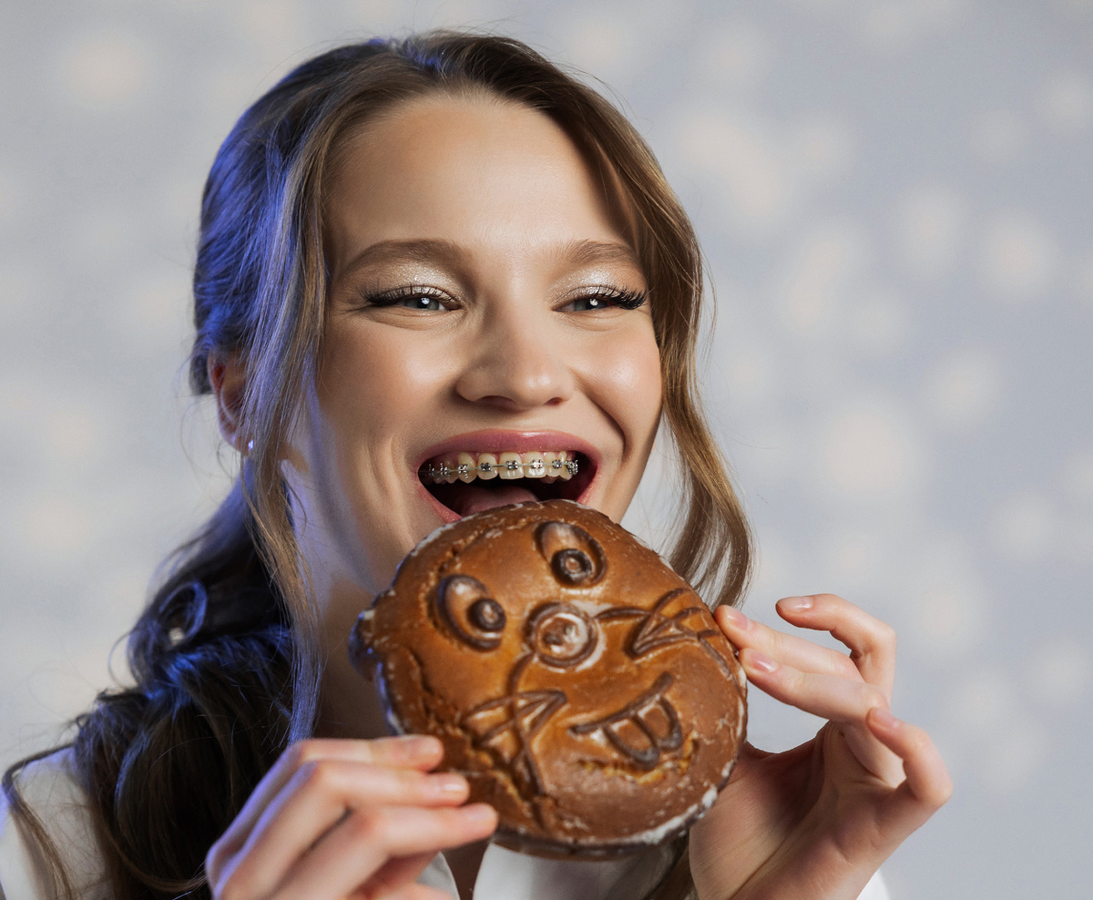 После установки брекет-системы избегайте продуктов, которые нужно откусывать зубами!