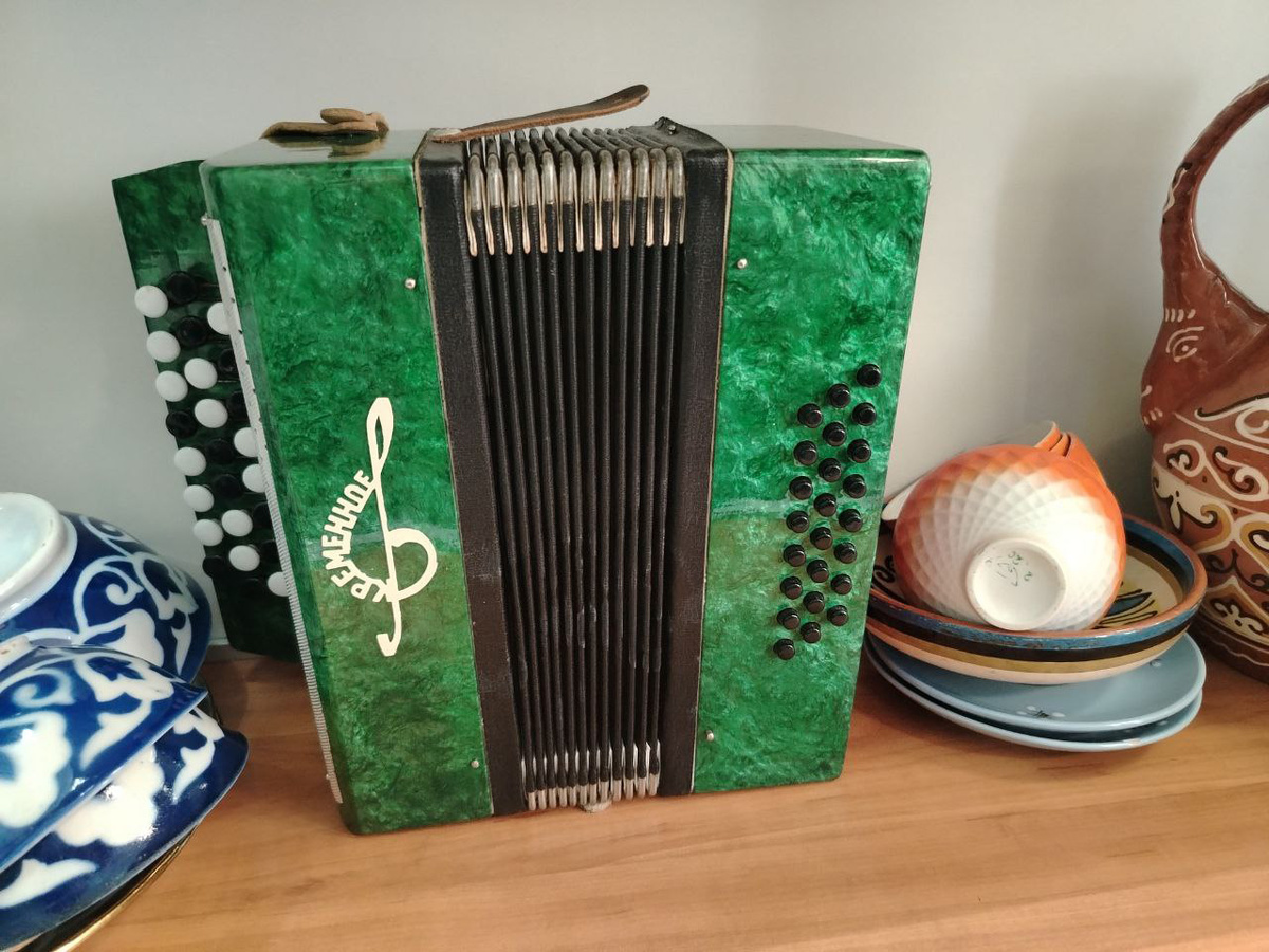 Россию представляет гармонь