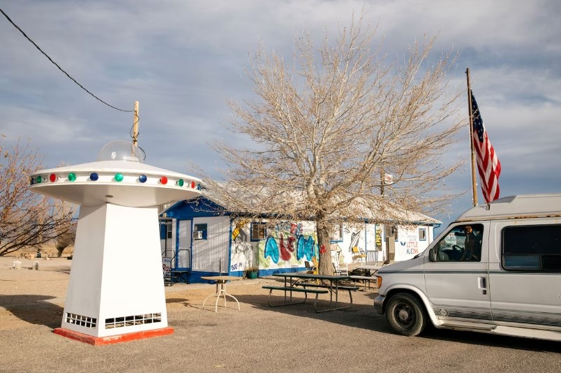 Кафе в городке Рейчел неподалёку от Зоны 51 — популярное место у паломников к секретному объекту.