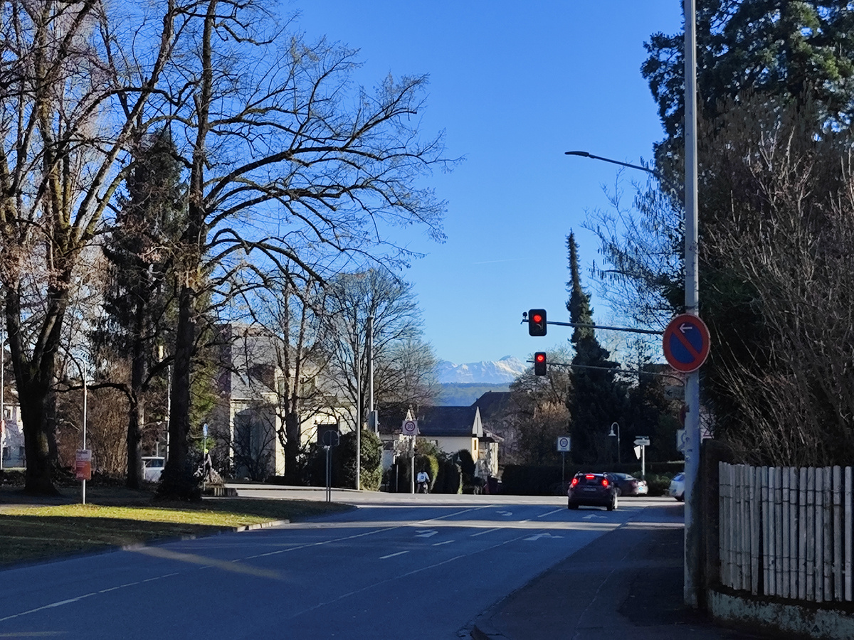 Стоишь на переходе, а Сэнтис вот там вдали виднеется 