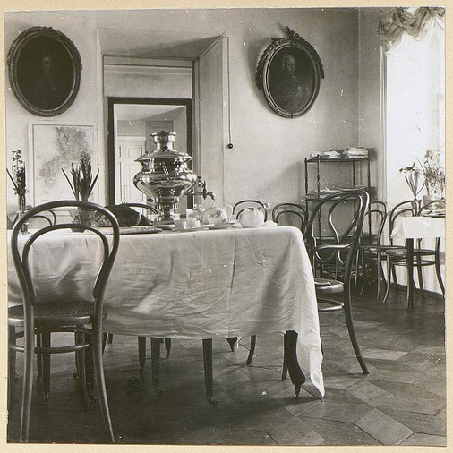 Уголок залы, 1905 г. Фото Сергеенко. ГМТ 