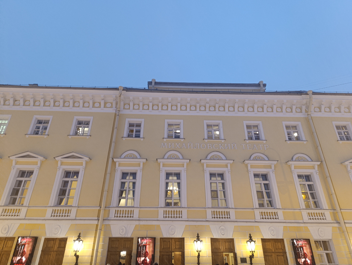 Ниже люди, много людей 😄