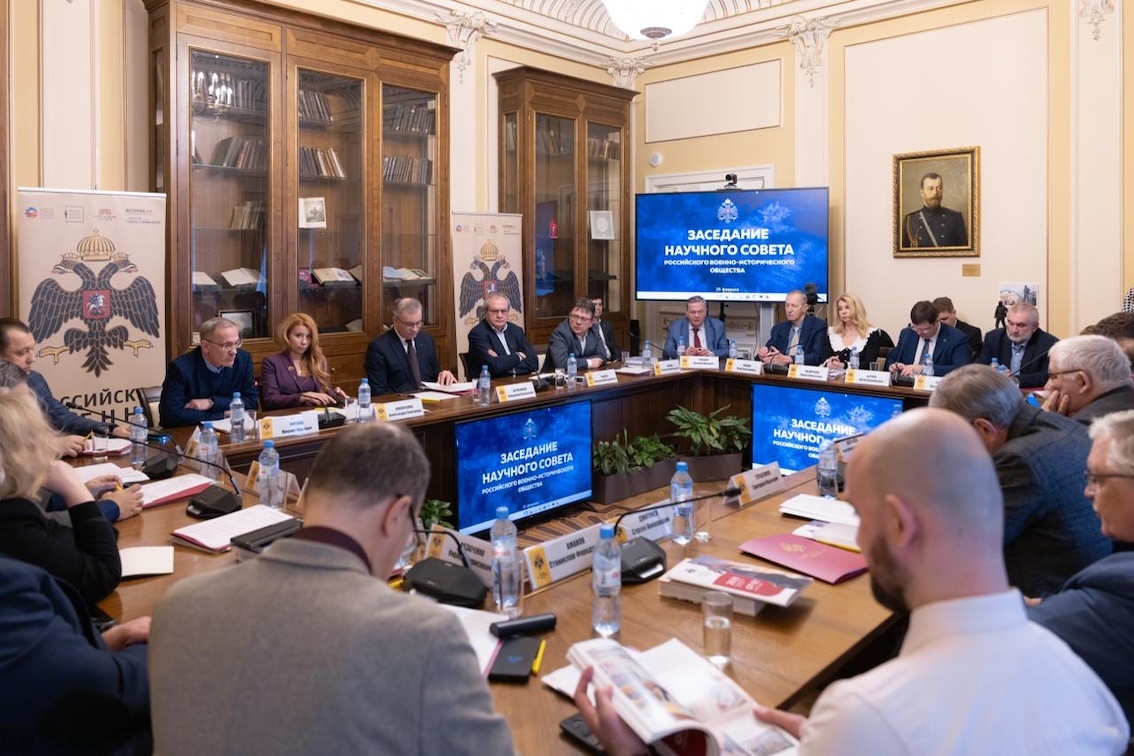 Главной темой обсуждения на заседании Научного совета РВИО стал доклад Н. Хрущева «О культе личности и его последствиях», озвученный на закрытом заседании XX съезда КПСС 25 февраля 1956 года.
