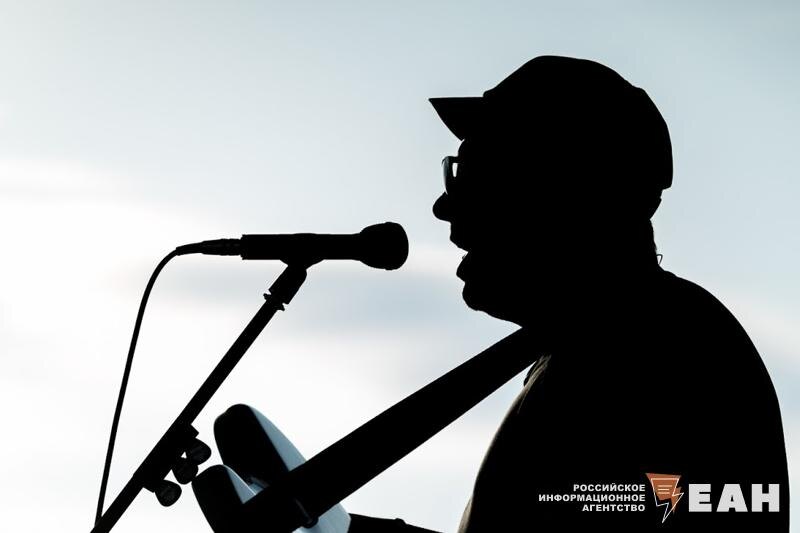    ЕАН / Музыкант у микрофона