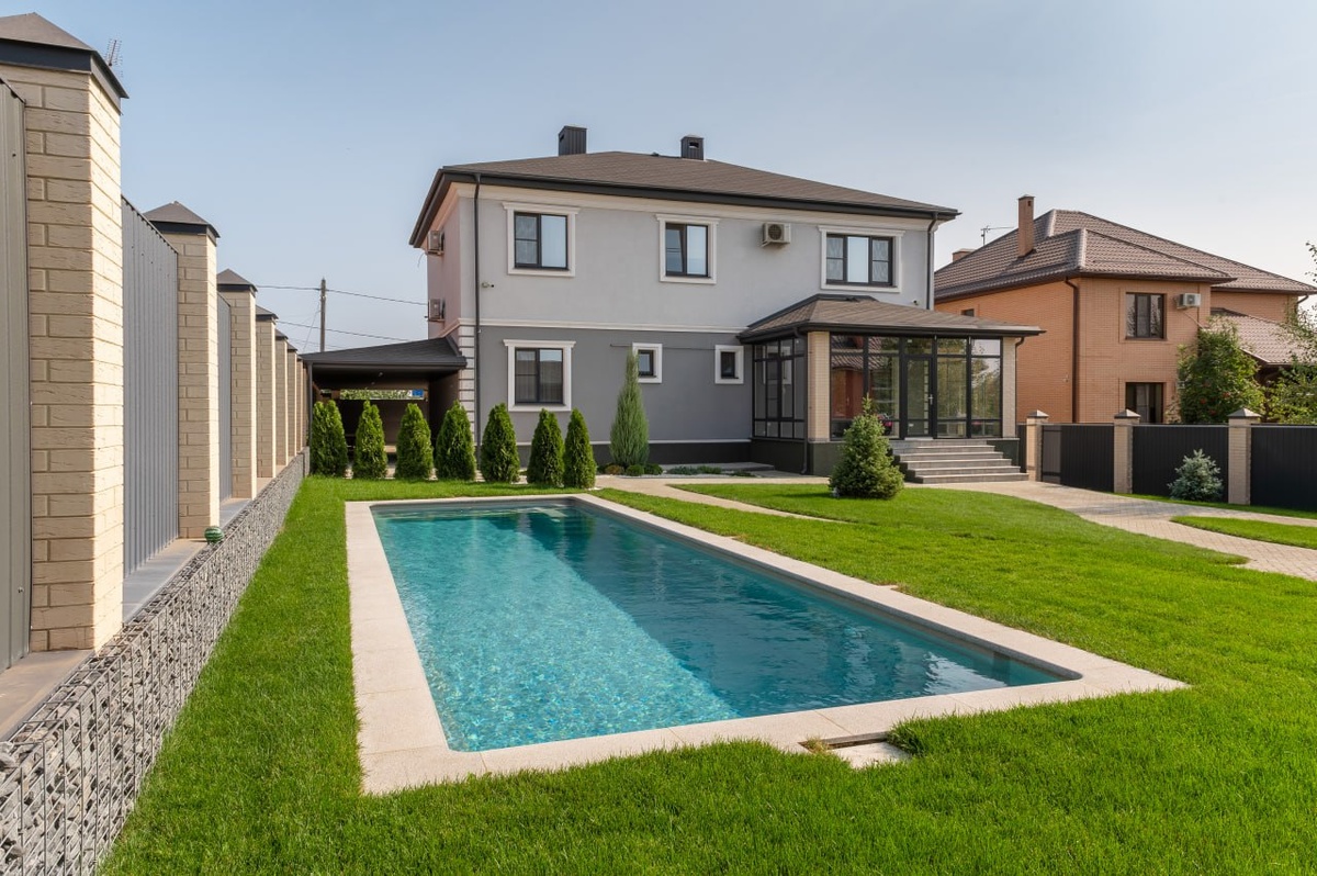 Как бассейн превращает бетонную коробку в золотой актив