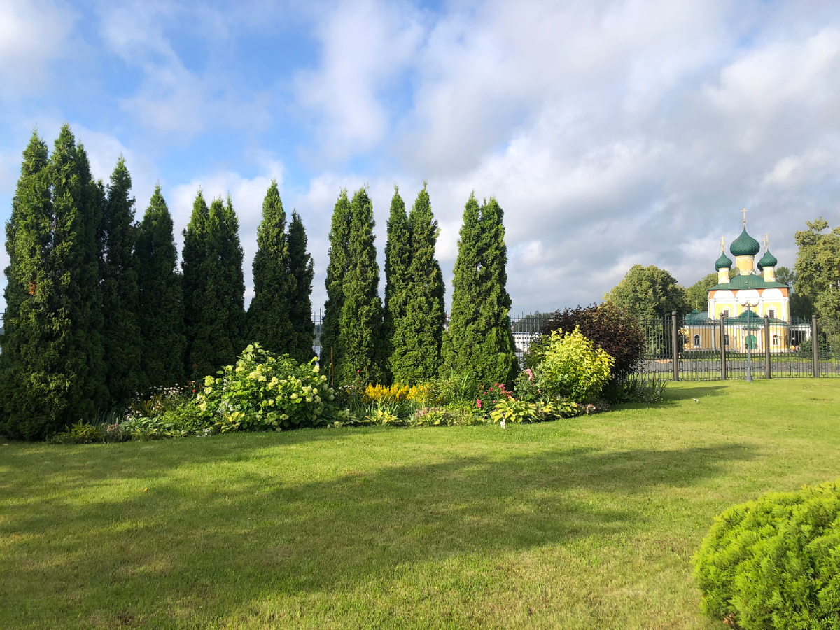 Так задекорирован забор в отеле "Волжская Ривьера" в Угличе. Фото автора, июль 2025
