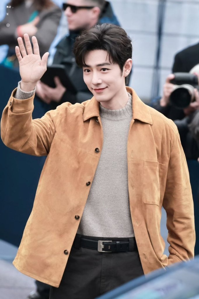 Прибытие Сяо Чжаня на показ TOD'S, фото от фансайта 无尽夏·博君一肖