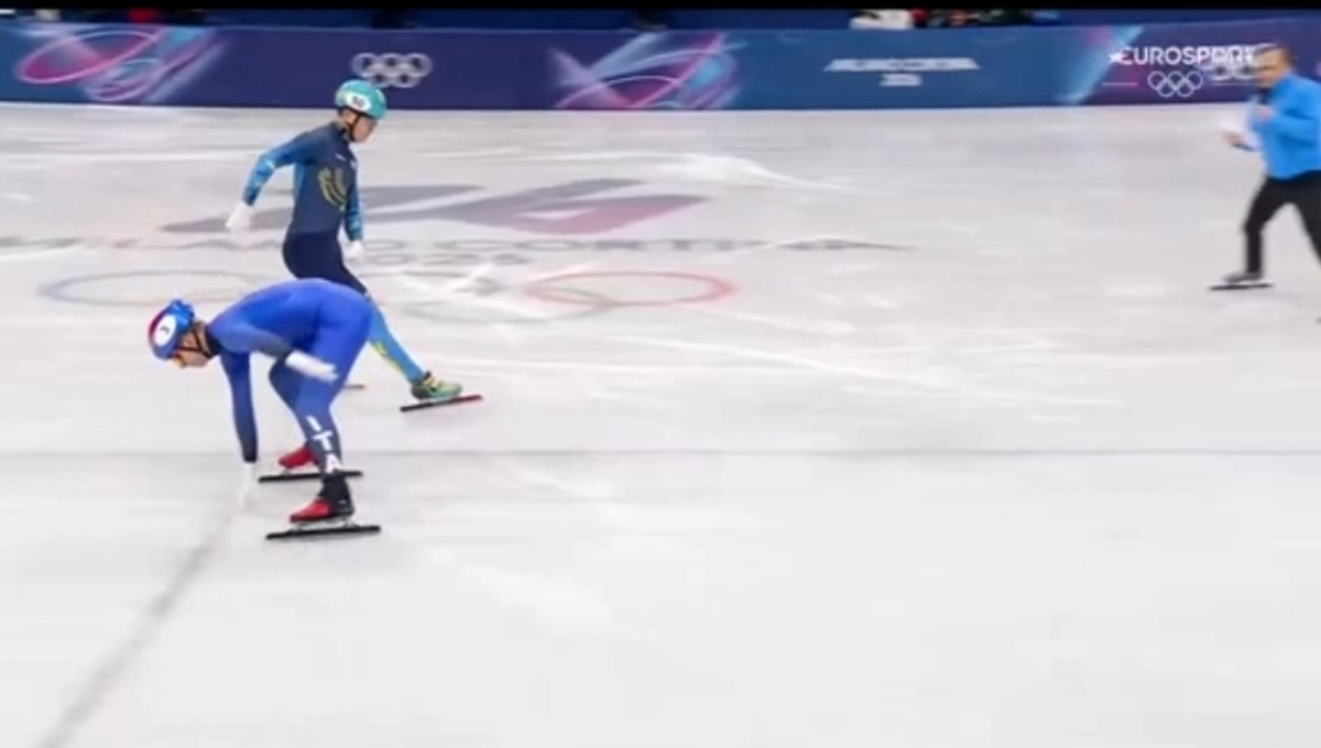 Фотофиниш Ажгалиева. Рядом итальянец, которого развернуло, и ему пришлось финишировать задом.