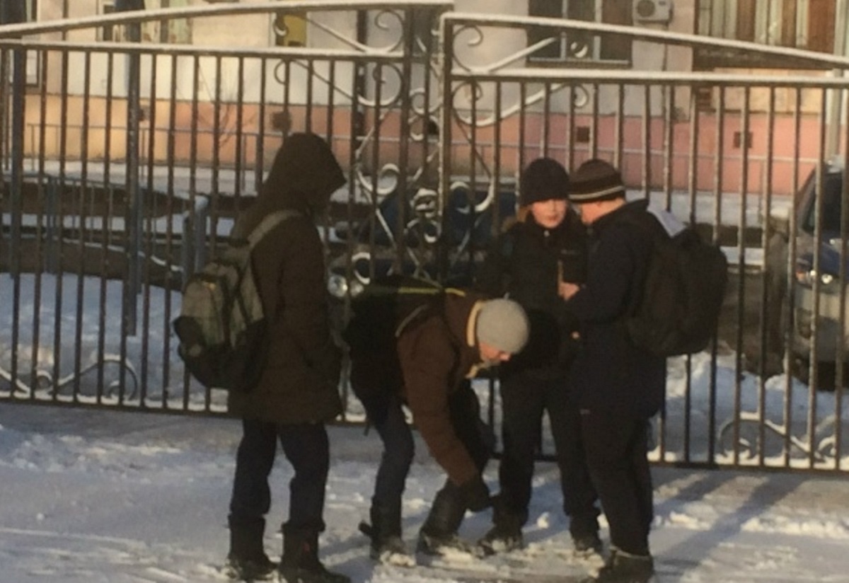    Порой за нож хватаются одноклассники, которые ещё вчера казались безобидными