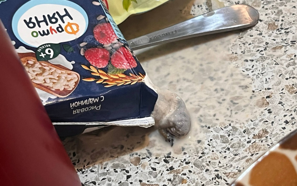  Сгусток неизвестного происхождения обнаружили в детском питании. Фото: @zlou18