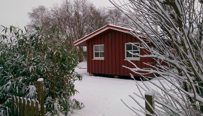 Убирать снег у себя на участке или нет, решать только вам. Главное - не создавать проблем другим людям. Фото: pxhere.com