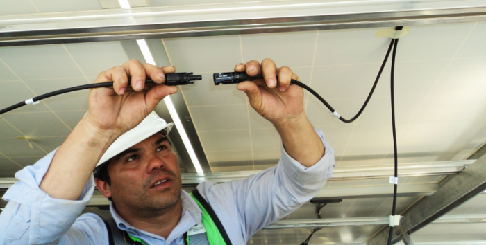 При соединении вилки с розеткой по проводам всё быстрее и быстрее летят рубли / фото: pxhere.com