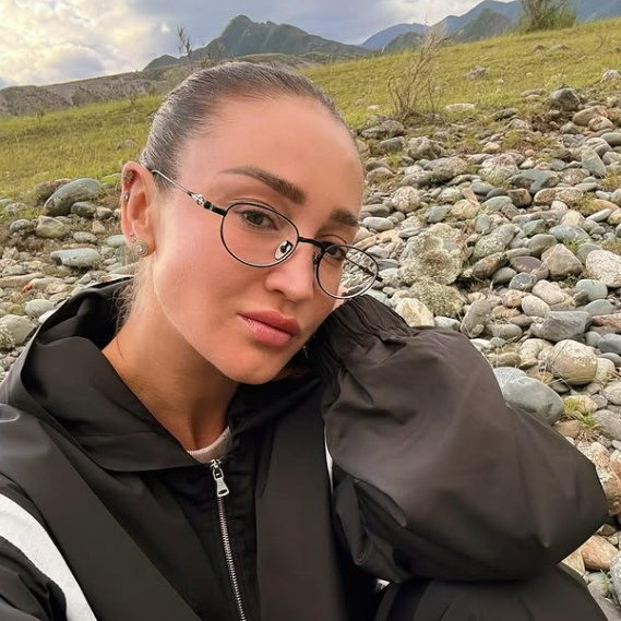     Ольга Бузова считает дебилами и идиотами тех, кто не меняется