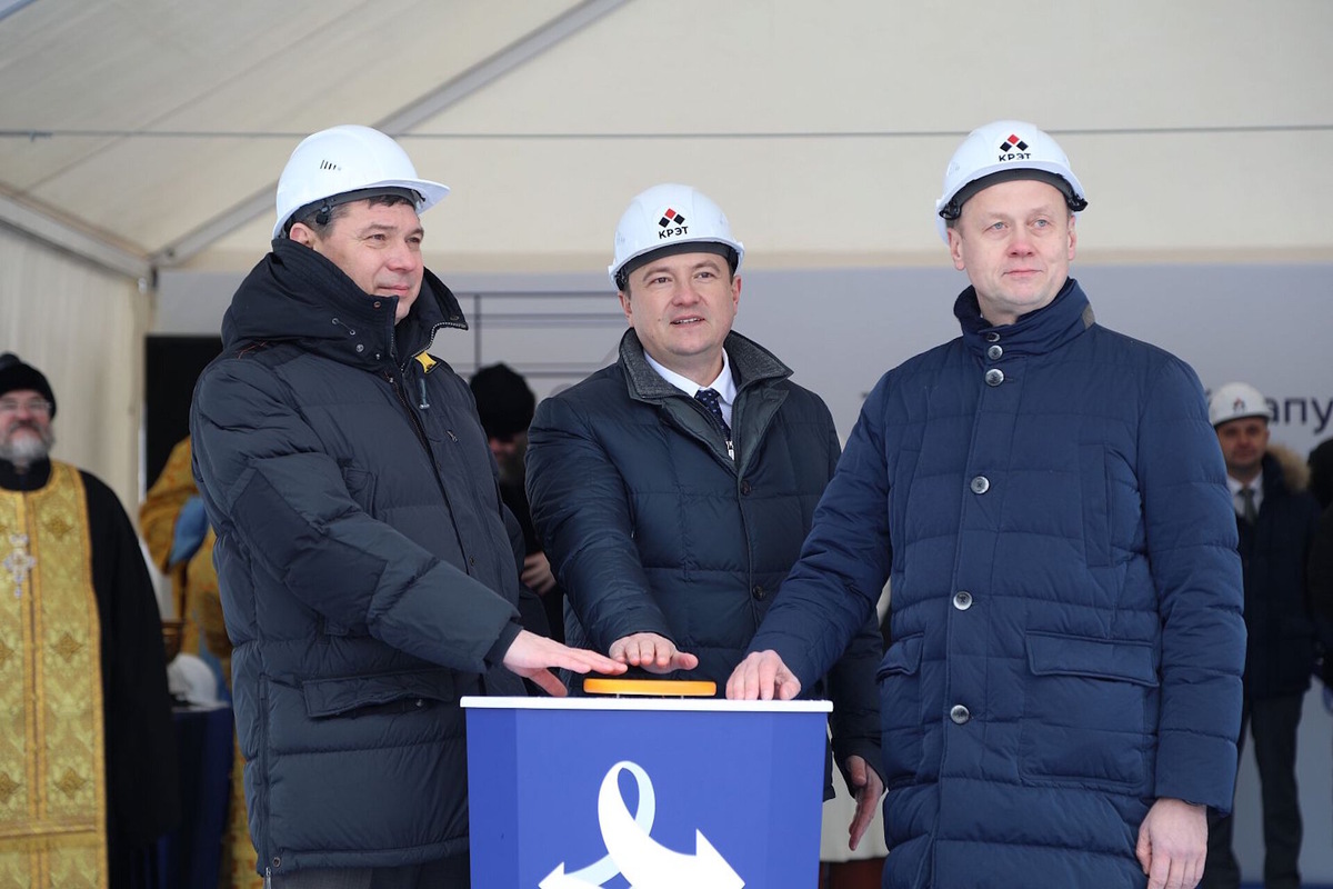 В церемонии закладки камня приняли участие глава Тамбовской области Евгений Первышов, заместитель генерального директора по технологическому развитию концерна КРЭТ Сергей Батин и генеральный директор предприятия «Электроприбор» Алексей Слугин. Источник: официальный сайт Госкорпорации Ростех.