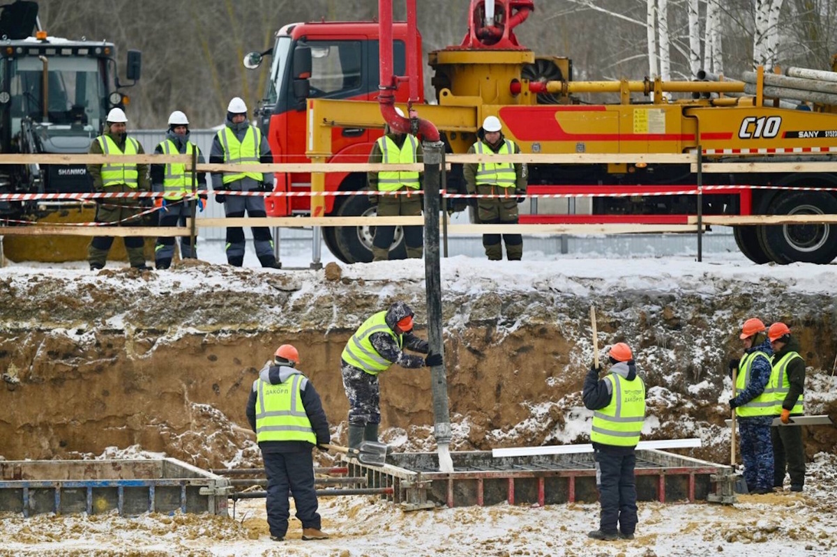    Строящийся производственный комплекс с виброизолированным фундаментом обеспечит максимальную точность обработки, сборки и контроля оптических компонентов. Комплекс будет оснащен более чем 200 единицами высокотехнологичного оборудования. Источник: официальный сайт Правительства Тамбовской области.