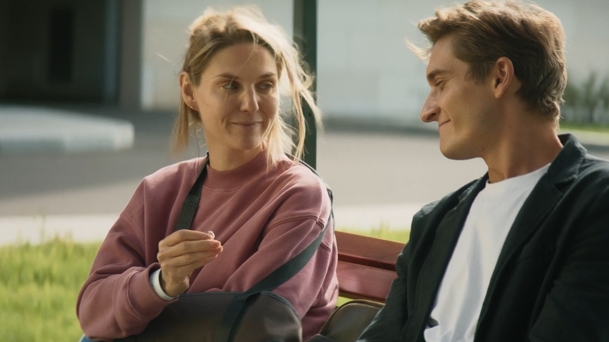 Роман с женой Топоркова Мариной, показывает кольцо. Принтскрин с видео