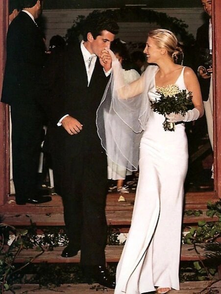 Свадебное фото Кэролин Бессетт и Джона Кеннеди-младшего