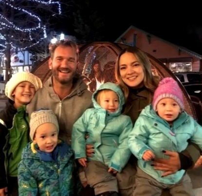 Скриншот из фильма "Ник Вуйчич. Миллионер без рук и ног"