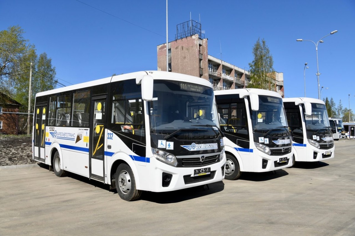    Новые автобусы. Фото: "Республика" / Оксана Кудряшова