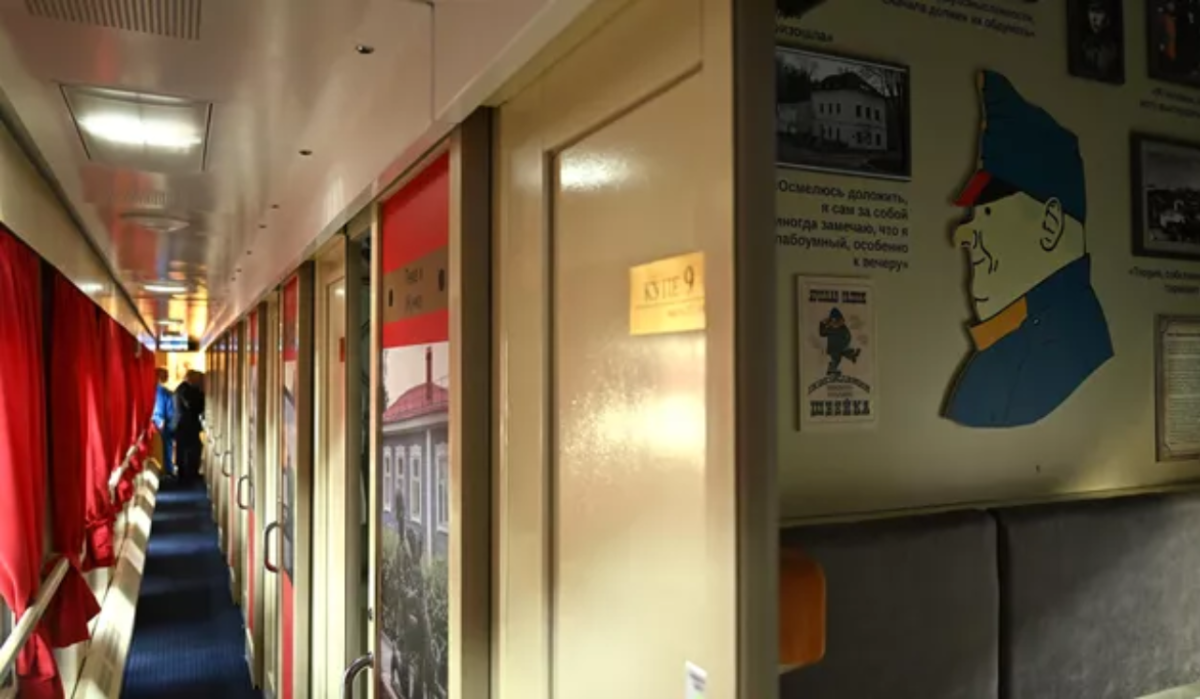     Интерьер купе туристического вагона "КультСамара" в составе фирменного поезда № 9/10 "Жигули" (Москва — Самара) на Курском вокзале в Москве. Источник: © РИА Новости Автор фото: Григорий Сысоев