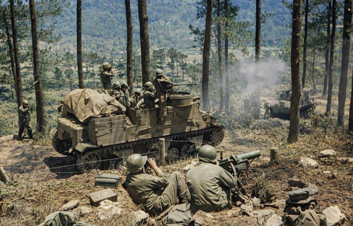 M7 Priest ведет прямой огонь по японскому опорному пункту на Филиппинах