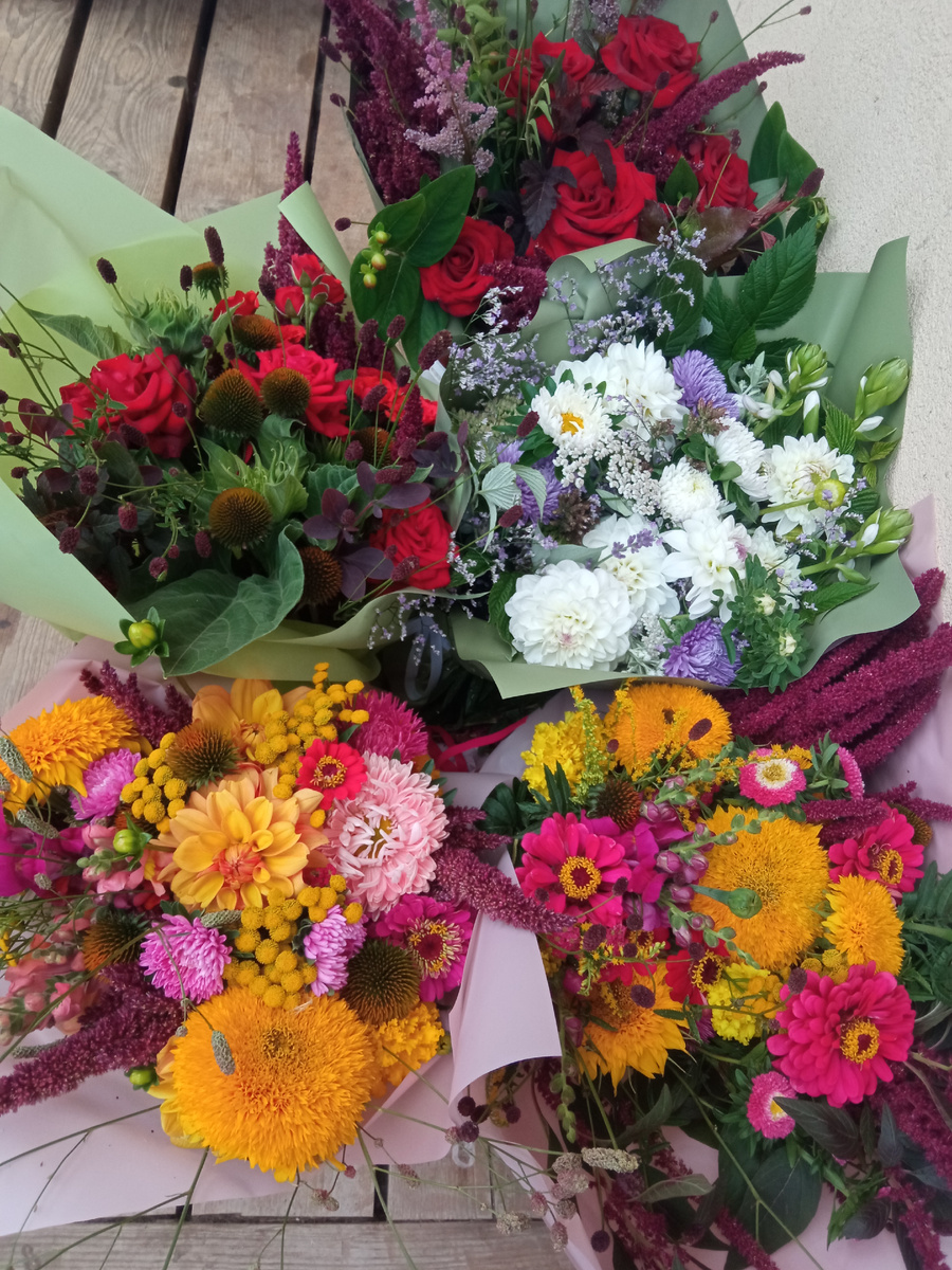 Когда в саду много цветов, всегда найдётся из чего собрать букет)