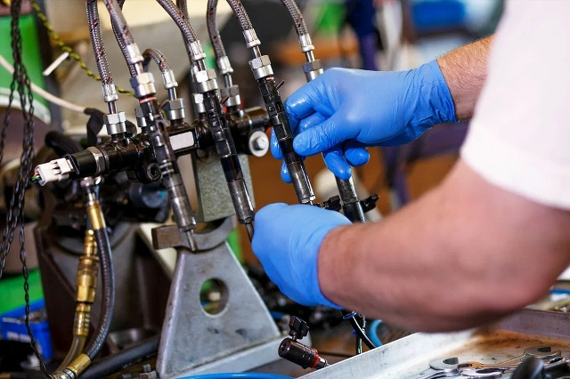 Топливная аппаратура — это сердце системы питания двигателя. Именно она отвечает за подачу топлива, создание нужного давления и его точное впрыскивание в цилиндры. От её состояния напрямую зависят мощность автомобиля, расход топлива и общий ресурс двигателя.

В современных автомобилях, особенно дизельных с системой Common Rail, топливо подаётся под экстремально высоким давлением и в строго рассчитанный момент. Даже незначительные отклонения в работе могут сразу отразиться на поведении автомобиля.

❗ Почему исправная топливная аппаратура так важна?

✔ Стабильная работа двигателя
Исправная аппаратура обеспечивает ровную работу мотора без вибраций и рывков.
✔ Экономичный расход топлива
Неисправные форсунки или насос увеличивают расход и «съедают» ваш бюджет.
✔ Мощность и динамика
Двигатель развивает полную мощность только при правильной подаче топлива.
✔ Долговечность двигателя
Нарушение впрыска приводит к перегреву, детонации и ускоренному износу деталей.
✔ Экологичность и безопасность
Чёрный дым, запах топлива и утечки — прямой признак проблем, которые нельзя игнорировать.

⚠ Признаки неисправности топливной аппаратуры:
-автомобиль плохо заводится
-увеличился расход топлива
-двигатель «троит» или глохнет
-потеря мощности
-появился дым из выхлопной трубы
-загорелся индикатор Check Engine

Даже один из этих симптомов — повод для срочной диагностики.

🔧 Решение — профессиональный ремонт в нашем автосервисе

В нашем автосервисе вы можете устранить любые неисправности топливной аппаратуры. Наши специалисты имеют опыт работы с бензиновыми и дизельными системами любой сложности и используют современное диагностическое оборудование.

Мы предлагаем:
✔ профессиональную диагностику топливной аппаратуры
✔ ремонт и восстановление форсунок
✔ проверку и ремонт топливных насосов
✔ замену фильтров и настройку системы
✔ гарантию на выполненные работы

Исправная топливная аппаратура — это надёжный запуск, уверенная тяга и спокойствие за свой автомобиль.
