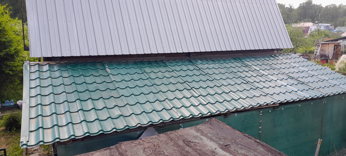 Новая крыша из бу листов металлочерепицы.