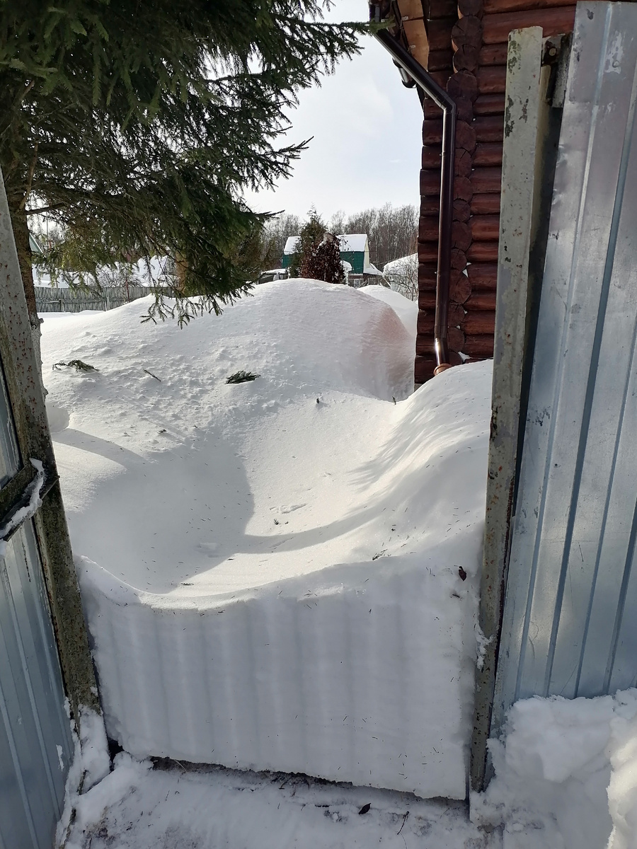 Видны большие кучи снега - это сходы с крыши.