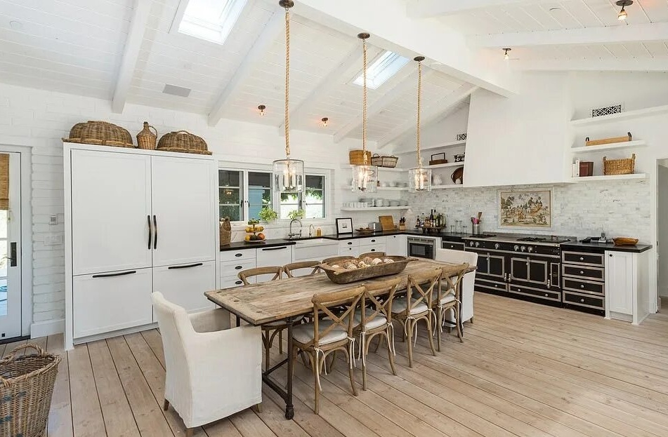 Интерьер кухни Сандры Баллок.