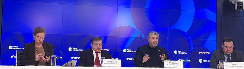 На презентации доклада Международного общественного трибунала по преступлениям украинских неонацистов «Преступления киевского режима против лиц пожилого и старческого возраста». Слева направо: О.Буряк (модератор), М.Григорьев (председатель Международного общественного трибунала), В.Джабаров (первый заместитель председателя Комитета Совета Федерации по международным делам), А.Брод (член Совета при Президенте России по развитию гражданского общества и правам человека).
Фото А.Торина.